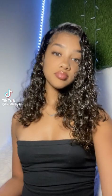 Side Part On Curly Hair, Two Braids With Curly Hair, Curly Side Part Natural Hair, Mixed Girl Aesthetic, Curly Hair Baddie, Side Part Curls, Side Part Curly Hair, Curly Side Part, Curly Hair Dos