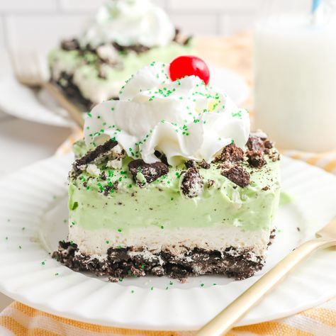 Shamrock Lasagna Desert For Party Ideas, Shamrock Lasagna, Shamrock Cheesecake, Shamrock Dessert Lasagna, Shamrock Shake Lasagna Recipe, Mint Lasagna Dessert, Shamrock Shake Lasagna, Shamrock Shake Pie, St Patricks Desserts