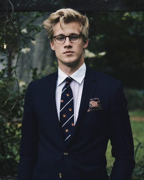 Charles McBryde, preppy.                                                                                                                                                                                 More Mens Medium Length Hairstyles, Preppy Boys, Herren Style, Mens Hairstyles Medium, Preppy Men, Ivy League Style, Ivy Style, Wearing Glasses, Boys Haircuts