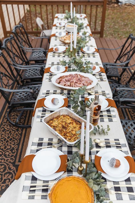 Friendsgiving Ideas Outdoor, Friendsgiving Set Up Outside, Large Dinner Party Table Setting, Friendsgiving Dinner Party Decor Outdoor, Flannel And Friends Friendsgiving, Hosting Friendsgiving Table Setting, Thanksgiving Outdoor Dinner Table, Friendsgiving Decorations Diy, Outdoor Friendsgiving Party