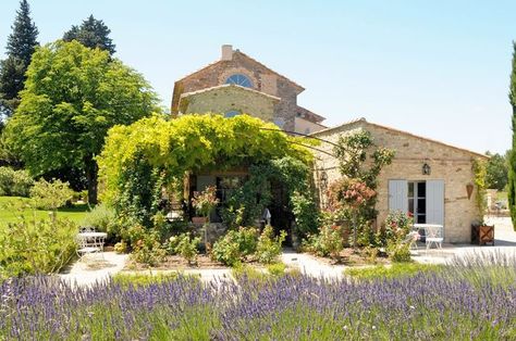 Mas provençal Carpentras France - Côté Maison Houses In France, Old Stone Houses, Vacation Villas, Green Lawn, Holiday Villa, Provence France, French Farmhouse, Luxury Holidays, Stone House