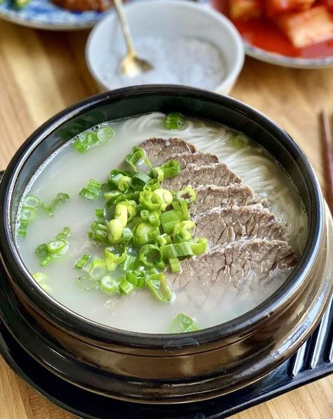 Seolloengtang- (Korean Ox Bone Soup) Korean Bone Broth Soup, Ox Tail Soup Recipe, Ox Bone Soup, Korean Oxtail Soup, Beef Bone Soup, Korean Beef Soup, Korean Soups, Clean Gut, Bone Broth Soup