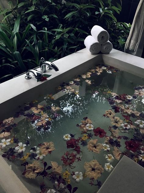 KZBH🌻  For more 📌, follow @Keftzibah 🌻✨Happy Pinning!✨ .  Little Luxe Book: Baros, Maldives with Kuoni Bath House Aesthetic, Relaxing Bath Aesthetic, Flower Bath Aesthetic, Baros Maldives, Aesthetic Bath, Luxurious Bathrooms, Bath Aesthetic, Lights Pendant, Dream Bath