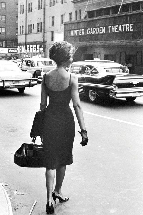 Vintage Street Fashion, Vintage Street Style, Glamour Vintage, Look Retro, Retro Mode, 1960s Fashion, New York Street, Moda Vintage, 인물 사진