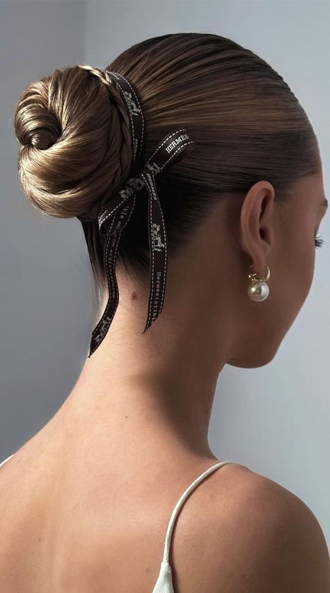 ballerina bun, chic bridal bun, twisted bun, upstyle, simple twisted bun, updo hairstyle Low Ballerina Bun Wedding Hair, Ballerina Low Bun, Ballerina Bun Hairstyles, Ballerina Hairstyle, Bun Upstyle, Twisted Bun Updo, Bow Updo, Bun Hairdo, Ballerina Hair