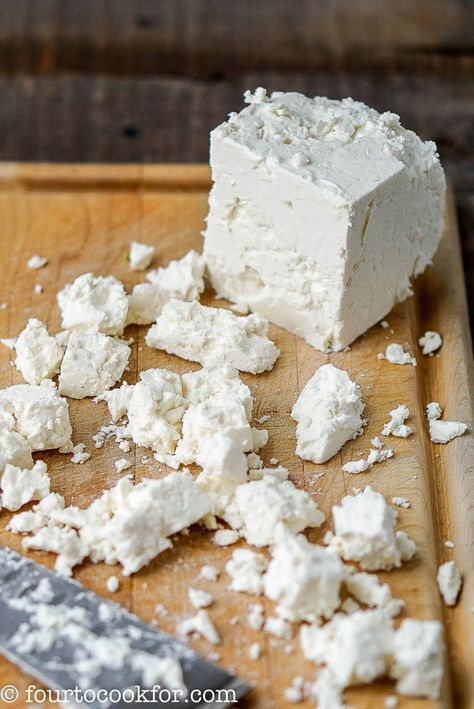 brick of feta cheese with chunks cut off Green Bean Side Dish Recipes, Easy Summer Salad, Beans And Tomatoes, Leafy Green Salads, Fresh Salad Recipes, Green Bean Salads, Eat Veggies, Green Beans And Tomatoes, Best Salad Recipes