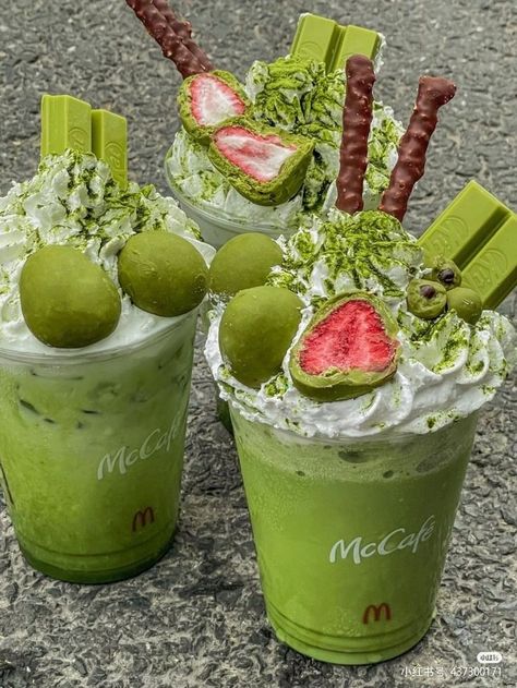 Matcha Drink, Yummy Ice Cream, Refreshing Drinks Recipes, Pretty Drinks, Food Drinks Dessert, Kawaii Food, Cute Desserts, Dessert Drinks, Food Obsession