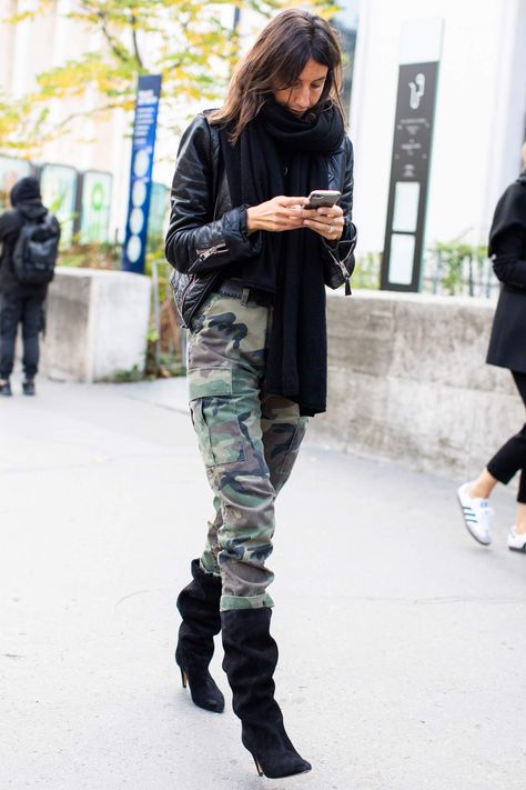 Emmanuelle Alt Style, Army Camo Jacket, Outfit Dump, French Vogue, Emmanuelle Alt, Military Pants, Camo Outfits, Army Camo, Camo Jacket