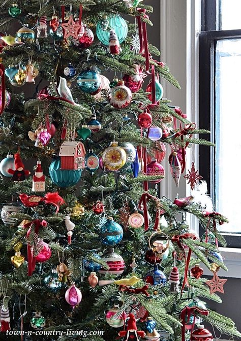 Old World Christmas Tree Ideas, Christmas Tree With Vintage Ornaments, Christmas Rooms Decorated, Vintage Christmas Tree Garland, Folk Christmas Aesthetic, Christmas Tree Memory Ornaments, Nostalgia Christmas Decor, Retro Holiday Aesthetic, Christmas Villages Display Ideas