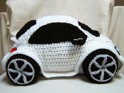 Fuente: http://www.craftsy.com/project/view/crocheted-beetle-car/22717 Crochet Car, Beetle Car, Pola Amigurumi, Crochet For Boys, Love Crochet, Knit Or Crochet, Crochet For Kids, Knitted Toys, Crochet Gifts