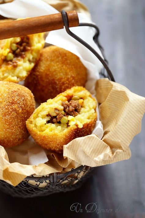 Arancini ou arancine au ragù comme en Sicile Arancini Recipe, Sicilian Recipes, Italian Food, Healthy Cooking, Savoury Food, Finger Foods, Cooking Time, Best Foods, Italian Recipes