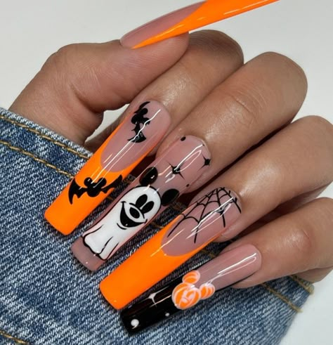 Mickey Mouse Inspired Makeup, Spooky Mickey Nails, Halloween Characters Nails, Mickey Nails Halloween, Mickey Mouse Fall Nails, Cute Halloween Disney Nails, Cute Disney Halloween Nails, Mickey Mouse Nails Halloween, Disney Spooky Nails