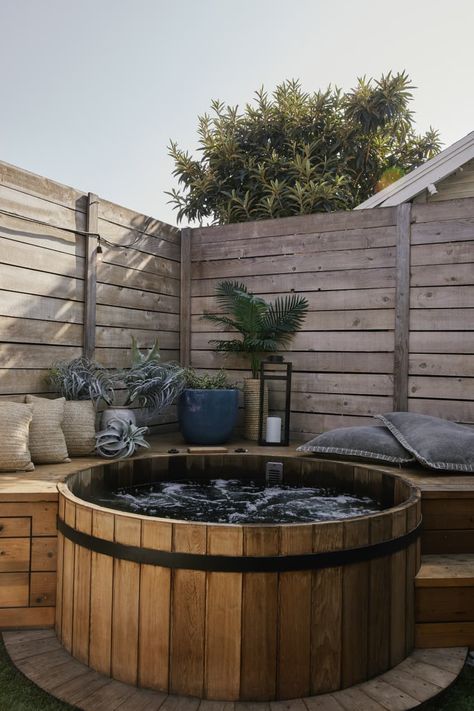 Deco Spa, Echo Park Los Angeles, Cushions Diy, Pallets Diy, Hot Tub Deck, Hot Tub Backyard, Hot Tub Garden, Backyard Inspiration, Hot Tub Outdoor