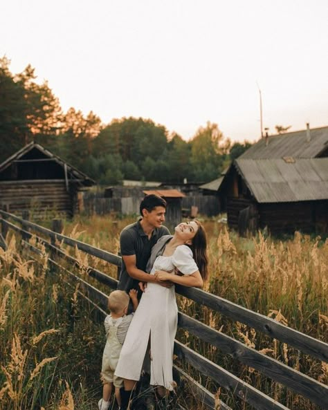 Outdoor Family Photography, Family Portrait Poses, Family Photoshoot Outfits, Family Photo Pose, Farm Photo, Portrait Photography Women, Engagement Photo Poses, Family Photo Outfits, Family Photo Sessions