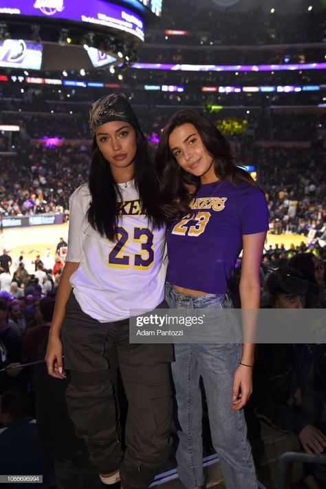 Laker Game Outfit Women, Nba Outfits For Women, Lakers Game Outfit Women, Lakers Outfit Women Style, Laker Outfit Women Style, Nba Game Outfit Woman, Nba Clothes, Nba Game Outfit, Superbowl Party Outfit