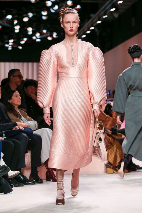 Best Of Fashion Week, Fashion 1940s, Heritage Fashion, Live Fashion, Catamaran, Fashion Books, Milan Fashion, Milan Fashion Week, Pink Fashion