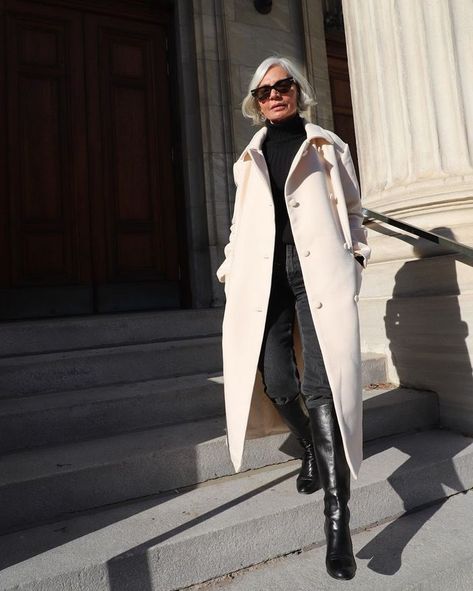 My 60-Year-Old Mom Just Got New Skinny Jeans and Wants to Try These Outfits 60 Years Old Women, Grece Ghanem, Jeans Boots Outfit, Denim Trends, Blazer With Jeans, Modieuze Outfits, Tee Outfit, Outfit Combinations, Chunky Knits Sweater