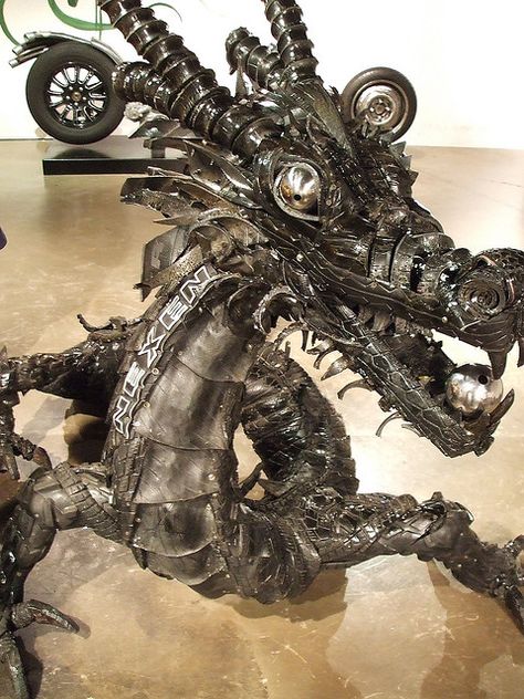 Awesome junk art dragon. Junk Metal Art, Metal Tree Wall Art, Sculpture Metal, Junk Art, Metal Art Welded, Metal Art Diy, Metal Tree, Recycled Art, Scrap Metal Art