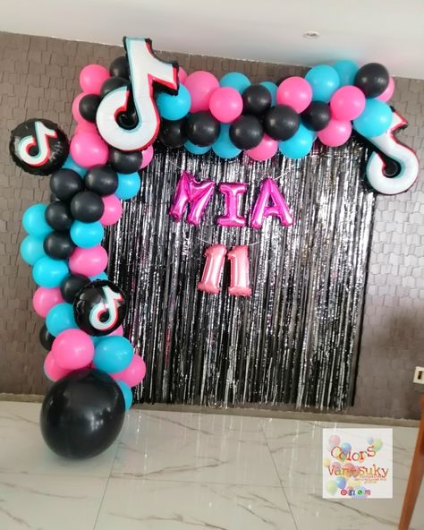 Til Tok Party Ideas, Tick Tock Party Ideas, Tiktok Decoration Party, Tiktok Centerpiece Ideas, Tick Tock Birthday Party Ideas, Tiktok Theme Party, Tik Tok Decoration Ideas, Tik Tok Themed Birthday Party, Tiktok Theme Birthday Party