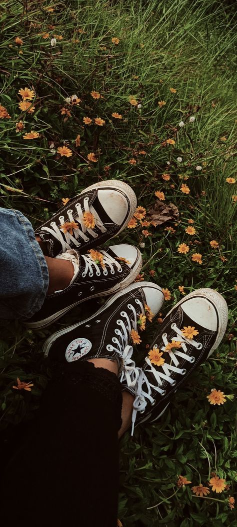 Playlist Photos, Aesthetic Converse, Converse Aesthetic, + Core + Aesthetic, Night Aesthetic, Background Pictures, The Grass, Grunge Aesthetic, Aesthetic Photo