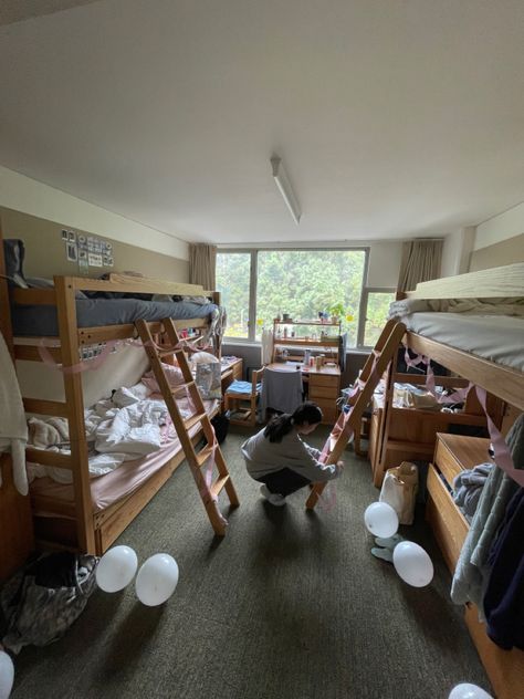 Four Person Dorm Room, Dorm Room For 4 People, Boarding Room Decor, Dorm Room For 3 People, Rich Dorm Room Aesthetic, Campus Dorm Aesthetic, Boarding School Bedroom Aesthetic, Aesthetic Boarding School Dorm, Stony Brook University Dorms