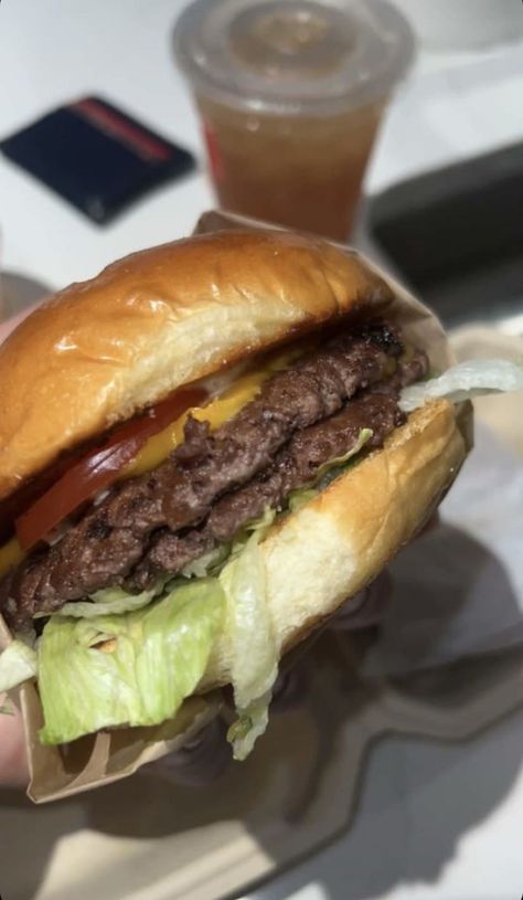 Burger aesthetic , cheese burger , good eats , beverage , fast food chaims Cheese Burger Aesthetic, Burgers Aesthetic, Burger Aesthetic, Cheese Burger, Food Inspo, American Food, Delicious Healthy Recipes, Aesthetic Food, Cheeseburger