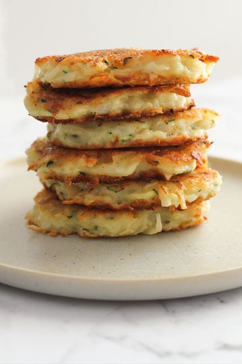 Potatoe Fritters, Apple Fritter Recipe, Onion Patties, Potato And Zucchini, Potato Fritters Recipe, Vegetarian Fritters, Veggie Fritters, Brittle Recipes, Potato Fritters