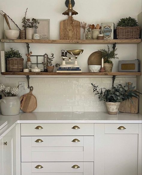 Corner Shelves Kitchen, Metal Kitchen Shelves, Organize A Kitchen, Kitchen Shelf Styling, Floating Kitchen Shelves, Shiplap Kitchen, Top Kitchen Cabinets, Kitchen Floating Shelves, Light Wood Kitchens