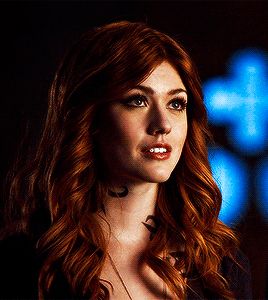 heAven tᵒᵘᶜʰ One Direction Fanfiction, Isabelle Lightwood, Clary Fray, Katherine Mcnamara, Elle Magazine, Romantic Songs Video, Shadow Hunters, Romantic Songs, Celebrity Entertainment