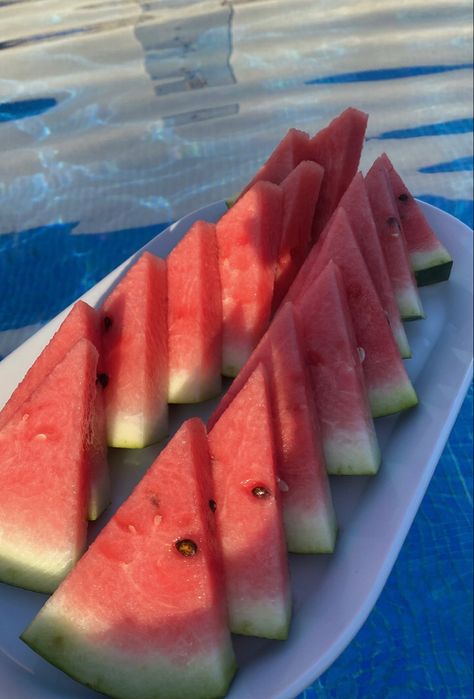 Watermelon Slices Aesthetic, Fruit Pool Party, Watermelon Slices For Party, Summer Pool Party Aesthetic, Summer Pool Snacks, Pool Side Aesthetic, Aesthetic Pool Party, Summer Visionboard, Watermelon Pool Party