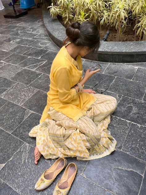 South Asian Women Fashion, Aesthetic Indian Poses, Indian Fits Aesthetic, Indian Dress Aesthetic, South Indian Outfits, Indian Aesthetic Girl, Brown Girl Aesthetic Indian, Aesthetic Indian Outfit, Desi Aesthetic Outfit