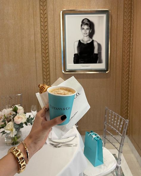 Tiffanys Aesthetic, Breakfast At Tiffanys Aesthetic, Breakfast At Tiffany's Aesthetic, Tiffany Blue Wallpapers, Baby Blue Eyeshadow, Debut Party, Old Hollywood Movies, Breakfast At Tiffany's, Tea Break