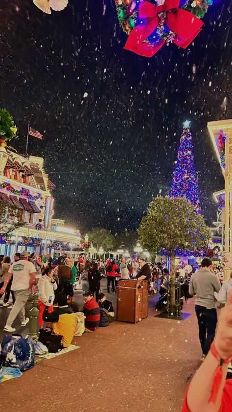 Disney During Christmas, Disneyland Christmas Aesthetic, Disney Christmas Aesthetic, Christmas In Disney World, Christmas Disney World, Christmas In Disney, Disney At Christmas, Disneyland At Christmas, Disney World At Christmas