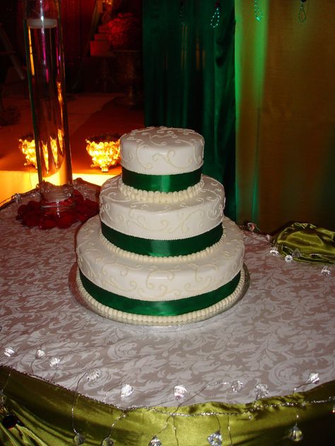 green and white wedding cake | White fondant with white scroll work made with dots. Emerald green ... Green And White Wedding Cake, Emerald Wedding Cake, Wedding Cake Emerald Green, Quince Pictures, Green Quince, White Fondant, Round Wedding Cakes, Cake White, Green Cake