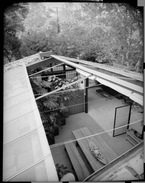 cliff may experimental house, 1831 old ranch rd, brentwood House Skylight, Mid Century Courtyard, Skylight House, Cliff May, Sustainable Housing, Alternative Homes, Spec House, Ranches Living, Atrium House