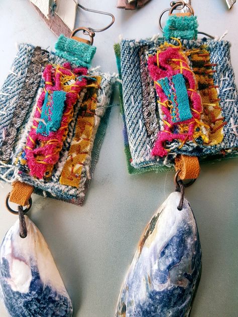 Jewelry Weaving, Metal Art Jewelry, Textile Earrings, Diy Fabric Jewellery, Boho Jewels, Fiber Art Jewelry, Fabric Jewellery, Original Jewelry Design, Denim Jewelry