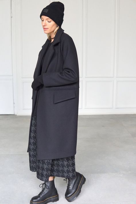 Italian Winter Fashion, Mantel Outfit, Wool Coat Black, Womens Black Coat, Long Black Coat, Coat Trends, Black Winter Coat, Classic Coat, Langer Mantel