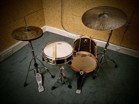 Matti Feldbär's minimalist setup, featuring a J1 Etched over Snare Side 300 and a Calftone EQ4 batter with Calftone reso on the 16” kick drum Drum Kit Aesthetic, Mini Drum Set, Minimalist Setup, Cool Drums, Play Drums, Drum Pad, Drum Sets, How To Play Drums, Acoustic Drum