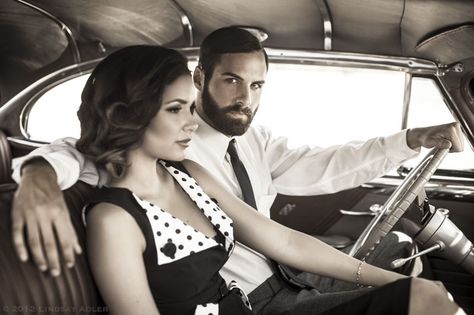 Cars Photoshoot, Car Engagement Photos, Photography Photo Ideas, Vintage Engagement Photos, Cars Photography, Bonnie Clyde, Couple Photoshoot, Vintage Engagement, Vintage Glamour