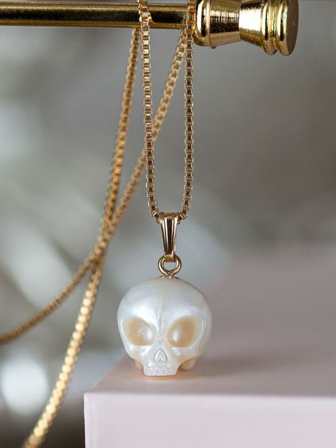 Pearl Skull, Carved Pearl, Gothic Pendant, History Of Art, Jewelry White, Skull Necklace, Skull Pendant, White Freshwater Pearl, Silver Box