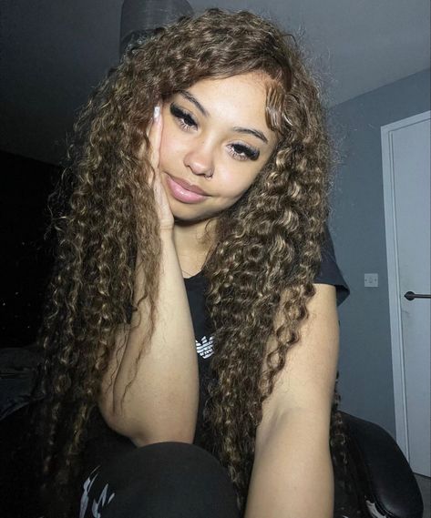 Dti Ideas, Curly Hair Styles Easy, Curly Hair Inspiration, Selfie Ideas, Iconic Women, Cute Selfie Ideas, Curly Hair, Hair Inspiration, Lashes