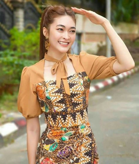 ကချင်ထည် Design, ပိတ္ေဖာက္ဇာ Myanmar Dress, ပါတိတ် Design, Burmese Dress, Corset Fashion Outfits, Myanmar Clothes, Cotton Blouse Design, Burmese Clothing, Traditional Dresses Designs