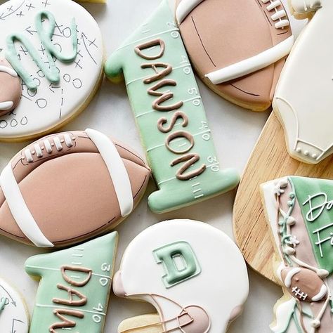 Ashley | Spokane Sugar Cookies on Instagram: "Miiiiiiight have forgotten to post this cute set while it was actually football season. Oh well, better late than never! . . #firstdowncookies #footballcookies #spokane #spokanecookies #customcookies #bradyladybakery   Football, football cookies, Super Bowl, first birthday, decorated sugar cookies, custom sugar cookies" 1st Birthday Football Cookies, Fantasy Football Cookies, First Year Down Football Birthday Cookies, First Down Cookies, First Birthday Football Cookies, First Down Birthday Cookies, Birthday Cake Decorated Cookies, First Year Down Cookies, Football Birthday Cupcakes