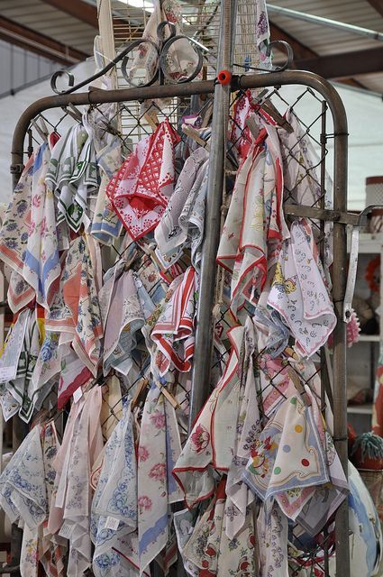 Vintage Market Booth, Junk Chic Cottage, Vintage Booth Display, Flea Market Booth, Vintage Store Displays, Antique Booth Displays, Lace Hankies, Antique Booth Ideas, Painted Ladder