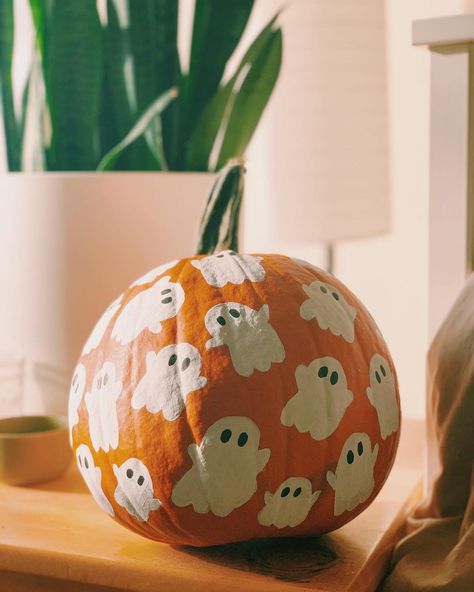 Painted Pumpkin Inspiration, Painting Pumpkins Simple, Fruit Pumpkin Painting Ideas, Punkin Paintings Ideas Easy, Cute Pumpkin Painting Ideas Aesthetic, Orange Pumpkin Painting, Munchkin Pumpkin Painting, Tiny Pumpkins Painting, Pumpkin Painting Ideas Orange