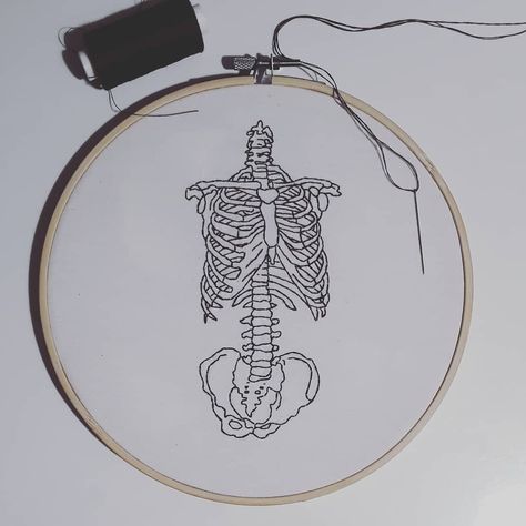 Spine Embroidery, Embroidery Bones, Skeleton Embroidery, Bone Embroidery, Embroidery Diy, Embroidery Ideas, Art Textile, Embroidery Art, Art Inspo