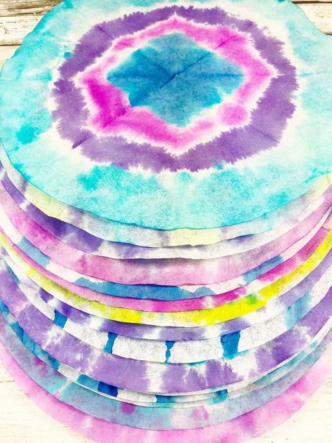 How to Tie Dye Coffee Filters with Tombow Dual Brush Pens Dye Coffee Filters, Coffee Filters Snowflakes, Coffee Filter Art, Tie Dye Birthday, Coffee Filter Crafts, Tie Dye Party, Tombow Dual Brush Pen, Tie Dye Crafts, Tombow Dual Brush