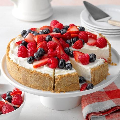 Triple Berry No-Bake Cheesecake Cheesecake With Berries, No Bake Summer Desserts, Easy No Bake Cheesecake, Dessert Simple, Baked Cheesecake Recipe, Clam Recipes, Easy Cheesecake Recipes, Baked Cheese, Easy No Bake Desserts