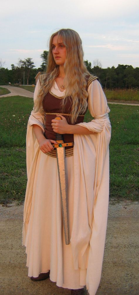 Eowyn (LotR) cosplay http://threeringcinema.deviantart.com/gallery/?catpath=%2F&q=eowyn Middle Earth Cosplay, Eowyn Costume Diy, Eowyn Outfit, Lotr Cosplay Female, Mideaval Outfits, Eowyn Tattoo, Eowyn Costume, Eowyn Cosplay, Eowyn Shieldmaiden