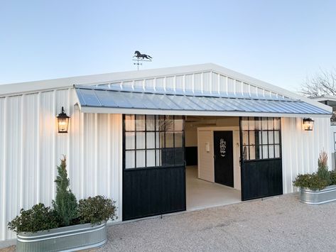 Small Horse Barns, Stable Style, Small Barns, Horse Barn Designs, Dream Horse Barns, Horse Barn Plans, Small Barn, Horse Stable, Barn Renovation